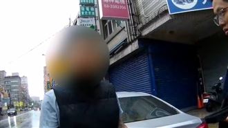 桃園男逼停小黃嗆：開X小！抄球棒砸車窗
