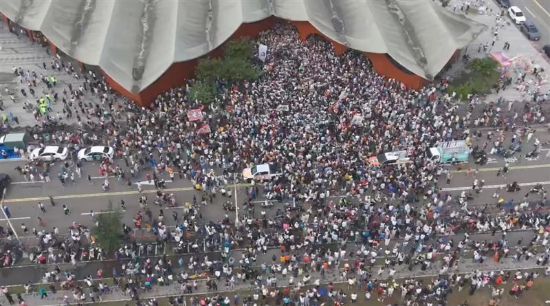 民眾表示南寮漁港屬於禁航區，質疑是否有事先申請。（圖／民進黨新竹市黨部提供）