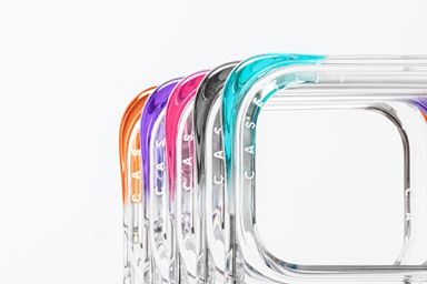 全新推出的「質感灰邊角」、「透亮藍邊角」透明手機殼亦能搭配 iPhone 18 Pro 系列新色,為不同組合創造更多造型靈感。(圖/品牌業者提供)