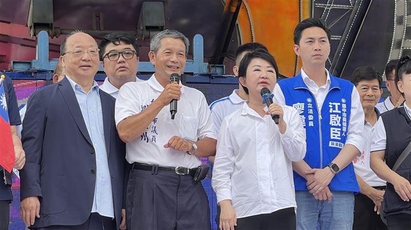 劉士州競選總部成立 盧秀燕站台國民黨台中市議員劉士州(前左3)爭取連任,25日在南屯區舉辦競選總部成立大會,台中市長盧秀燕(前右3)站台,現場也安排有獎徵答活動。中央社記者郝雪卿攝 115年10月25日