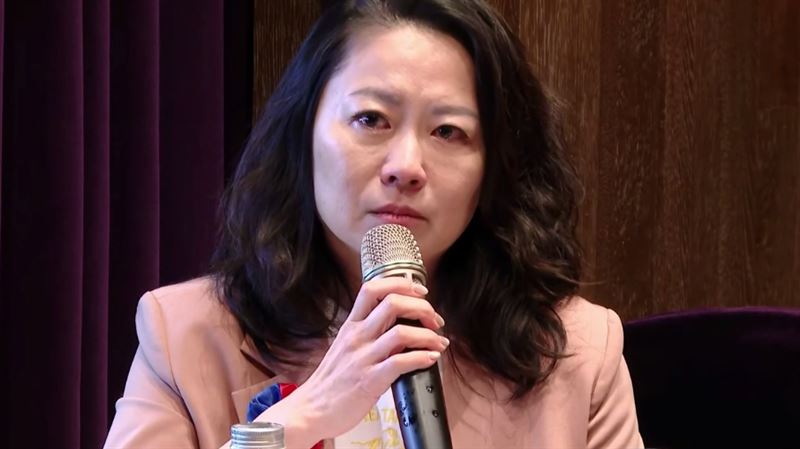 僑務委員薛雅俶駁斥抹黑,說到激動處一度哽咽。(圖/翻攝畫面)
