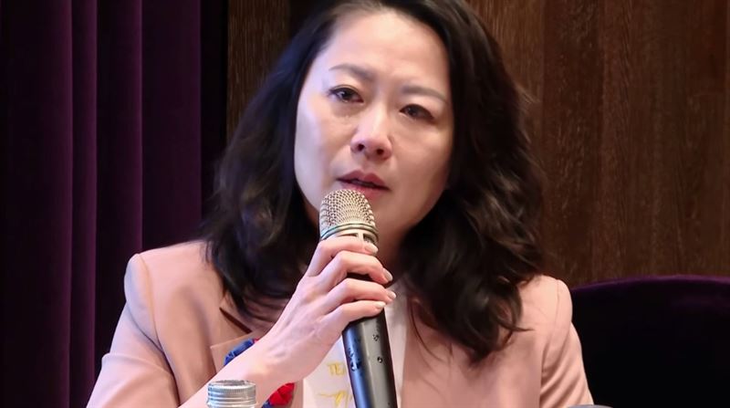 僑務委員薛雅俶駁斥抹黑,說到激動處一度哽咽。(圖/翻攝畫面)