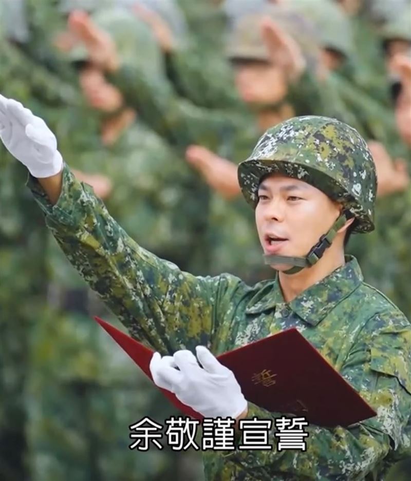 孫綻擔任新兵宣誓代表，並把宣誓用的白手套送給米可白。（圖／翻攝自孫綻臉書）