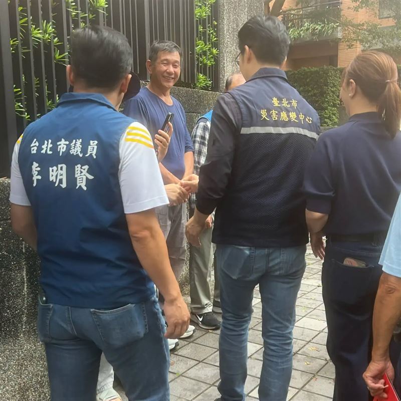 蔣萬安到南港東明公園勘災,民眾建議老人年金不用申請應直接匯入帳戶。(圖/翻攝自李明賢臉書)