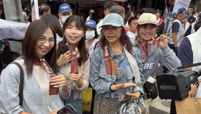 鄭朝方發放限量飄帶。(圖/鄭朝方競選辦公室提供)