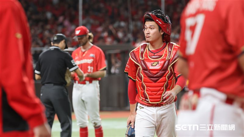 中職37年台灣大賽G5，味全龍捕手林辰勳同1打席2次沒接到蔣銲提前落地投球。（圖／記者劉彥池攝影）