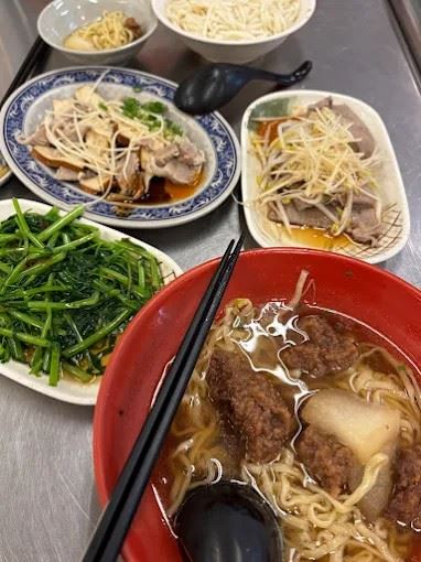 「阿慶排骨麵」的餛飩麵、豬肝湯麵、滷肉飯也相當好吃。(圖/翻攝Google maps)