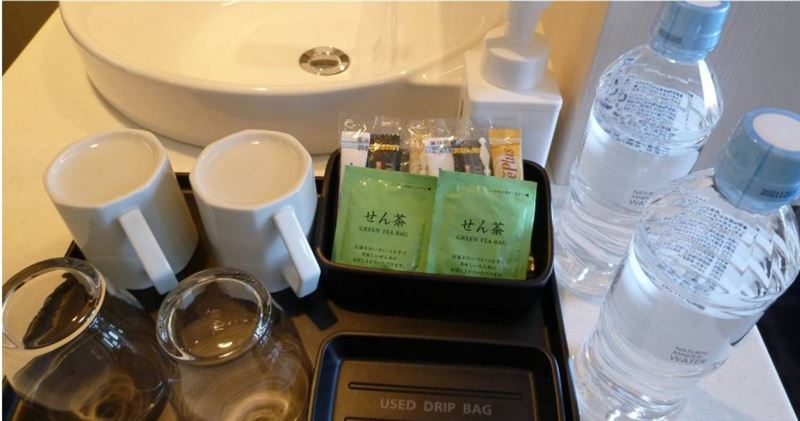 旅宿業者提供的備品中,常附有瓶裝水。(示意圖/photoAC)