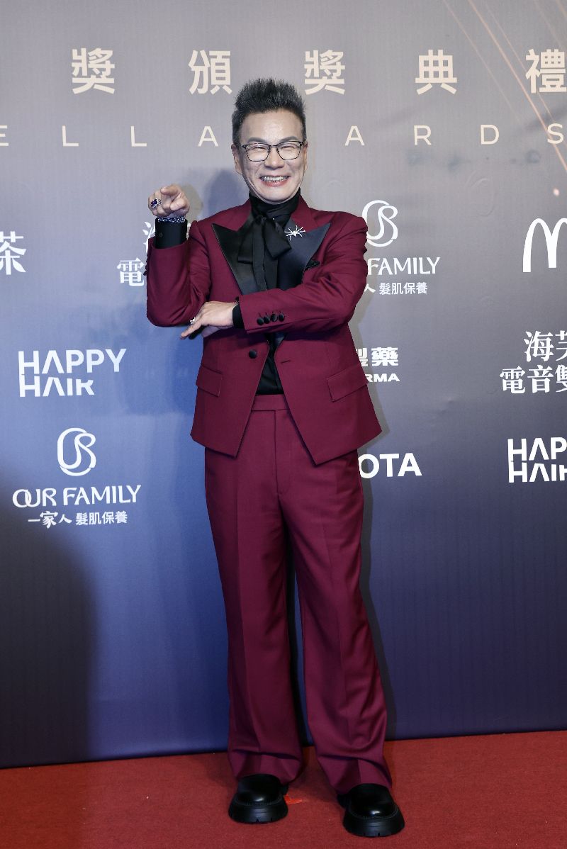 沈玉琳選擇以幸運色酒紅色西裝亮相紅毯，結果真為他帶來好運，奪下本屆綜藝節目主持人獎。（圖／中央社）