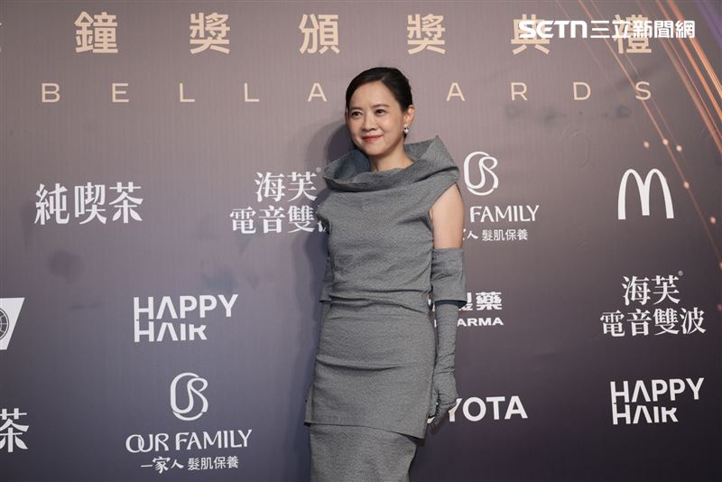 曾寶儀以一襲全灰禮服亮相金鐘紅毯。(圖/記者鄭孟晃、田俊彥攝影)