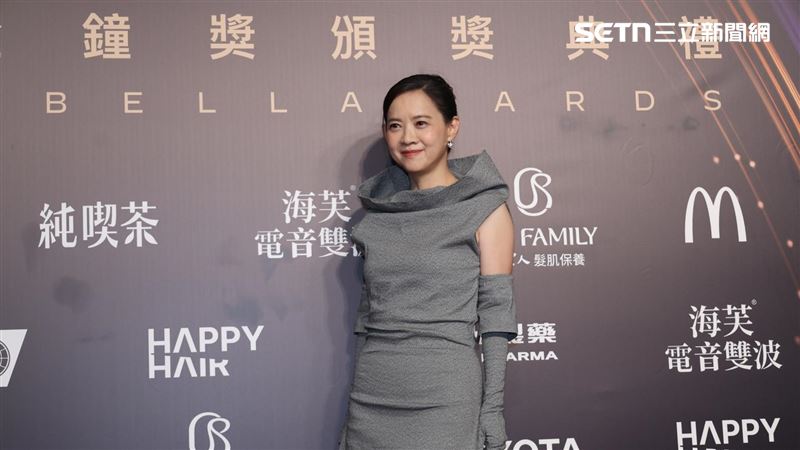 曾寶儀全灰套裝亮相　親曝最辛苦難忘場景
