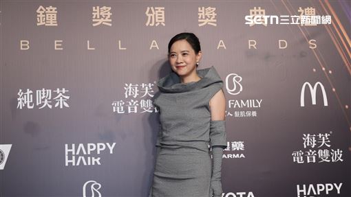 曾寶儀全灰套裝亮相　親曝最辛苦難忘場景