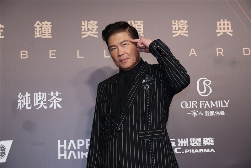 曾國城身穿一席黑色西裝步上星光大道。(圖/記者田俊彥、鄭孟晃攝影)