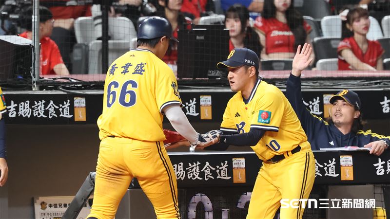 中職37年台灣大賽G5,中信兄弟二壘手岳東華敲出二壘安打送回黃韋盛攻下第3分。(圖/記者劉彥池攝影)