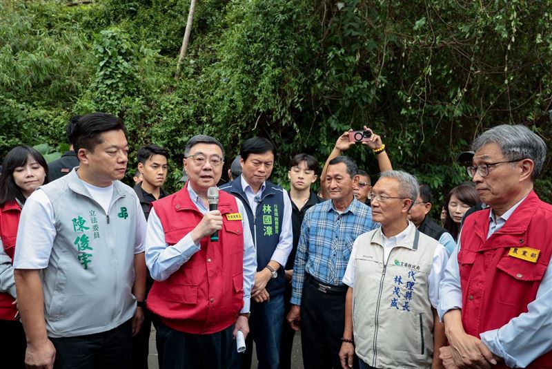 卓榮泰勘查宜蘭農損情形。(圖/行政院提供)