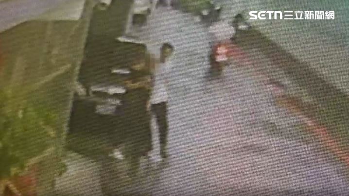 員警到里辦公室調閱監視器剛好遇見嫌犯出現