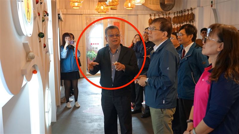 「阿美麻糬」董事長余國基深耕地方。(圖/翻攝自阿美麻糬臉書)