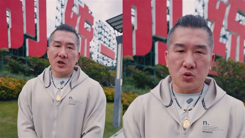 館長合影「一國兩制」標語　喊：兩岸共榮