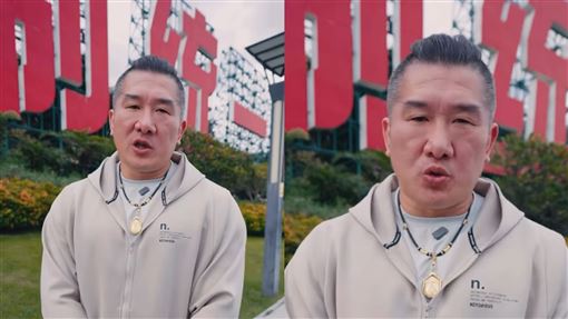 館長合影「一國兩制」標語　喊：兩岸共榮