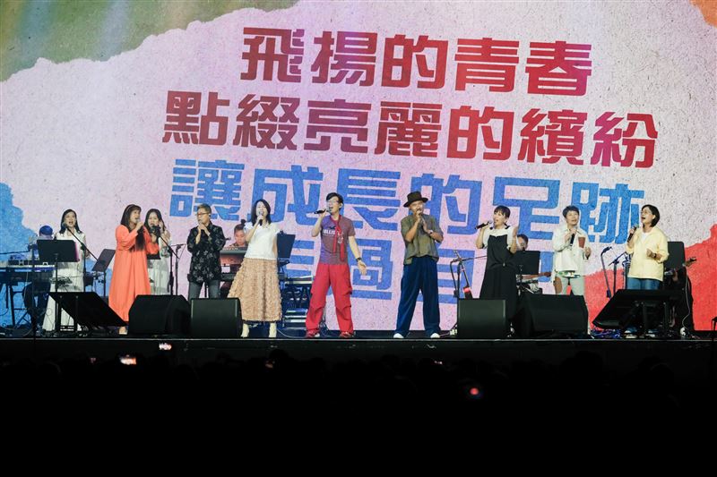 演唱會開場,8位歌手演唱《大學城》代表作〈飛揚的青春〉、〈神采飛揚〉。(圖/媒體棧提供)