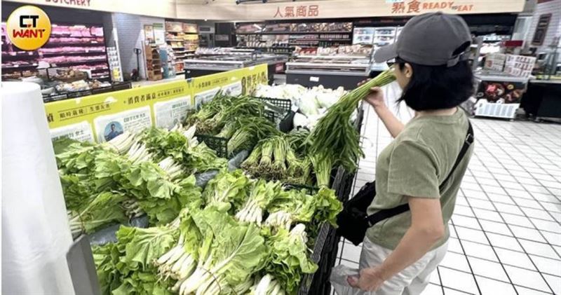 颱風來襲前民眾前往賣場採買蔬菜，卻有網友發現青江菜等4種蔬菜仍留在貨架上。（示意圖）