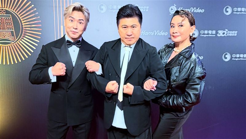 陳亞蘭（右起）、胡瓜、歐漢聲主持的《週末最強大》雖未獲得綜藝節目主持人獎，但奪下第61屆金鐘獎「綜藝節目獎」。（圖／翻攝自週末最強大臉書）