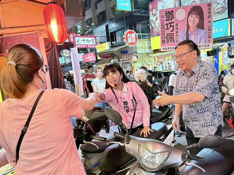 王義川合體鄧巧佩前進鳳山街頭掃街！親切向攤商與過路民眾握手拜票，現場互動熱絡。（圖／翻攝畫面）