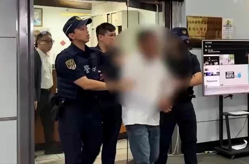 毛姓男子今晚6時許因來不及搭上台鐵班車，闖入台北車站台鐵值班站長室，持保溫瓶作勢攻擊副站長，遭對方壓制，鐵路警察局警方介入後依違反鐵路法現行犯逮捕送辦。（圖／翻攝畫面）