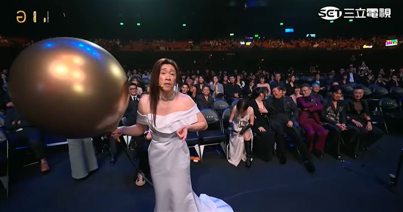 陳漢典金鐘玩氣球。(圖/翻攝畫面)
