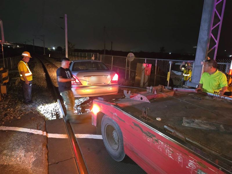 南迴線因這起事故中斷50分鐘,所幸最後有驚無險恢復,但老翁仍要依法偵辦。(圖/翻攝畫面)