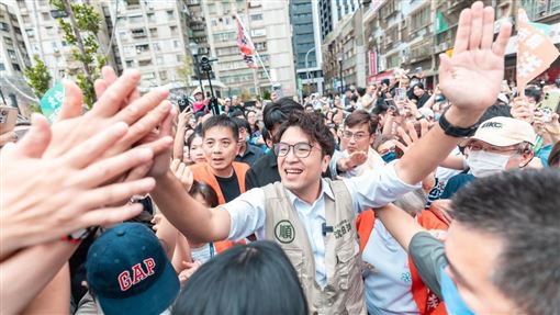 揭沈伯洋暖舉！律師「確定3件事」力挺