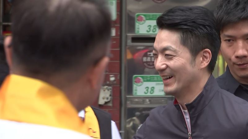 台北市長蔣萬安今（26）日出席葫蘆寺祈安遶境活動前受訪。（圖／翻攝畫面）