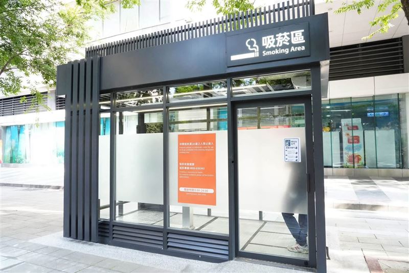 台北市信義區興雅路上的負壓式吸菸室昨(25日)內部突竄出陣陣白煙。(圖/翻攝自蔣萬安臉書)