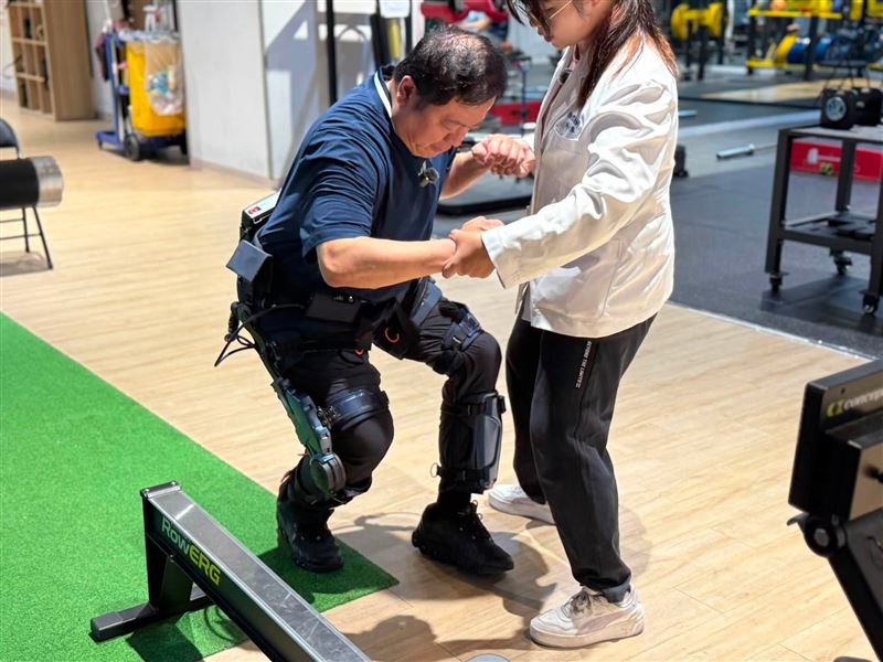 急診科醫師鄭筆方去年8月發生腦出血中風,一度左側肢體全癱,憑藉努力復健,半年後重回急診醫師工作岡位。(圖/取自粉專「醫生壞掉以後」)