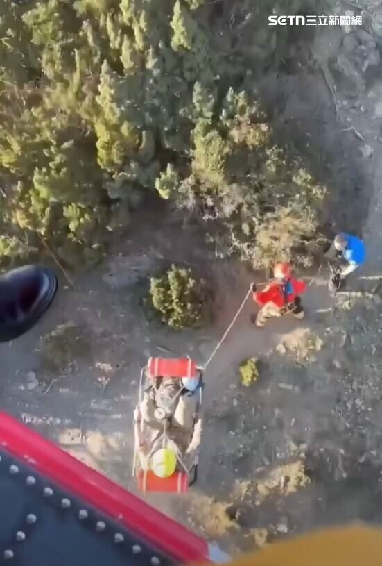 該名老翁前一晚抵達排雲山莊時已呈現極度疲累狀態,強撐硬攻玉山!高山症發作癱瘓。(圖/翻攝畫面)