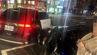 誤踩油門撞警車！高雄無照男下場曝光
