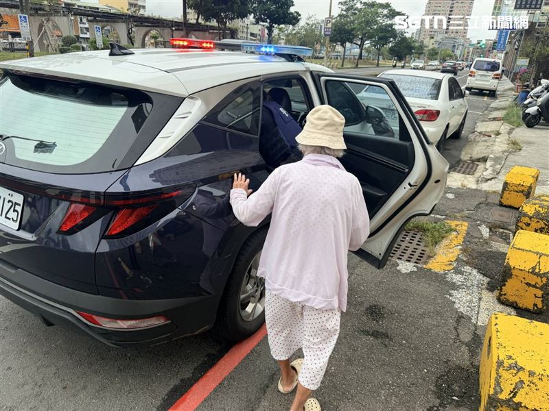 狂走4公里!台南阿嬤尋友迷航「無助徘徊超商」,安平暖警專車護送返家。(圖/翻攝畫面)