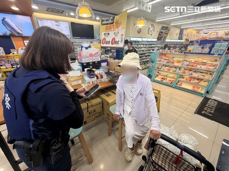 狂走4公里!台南阿嬤尋友迷航「無助徘徊超商」,安平暖警專車護送返家。(圖/翻攝畫面)