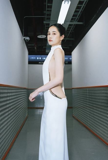 千千選穿白色同款禮服現身紅毯，展現清新優雅的仙氣風格。（圖／翻攝自IG @khshu_）