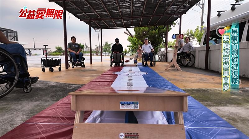 阿旻在同儕支持員的陪伴鼓勵下，阿旻終於成功跨越心牆，和家人、朋友們一起包車搭乘「旅遊復康巴士」