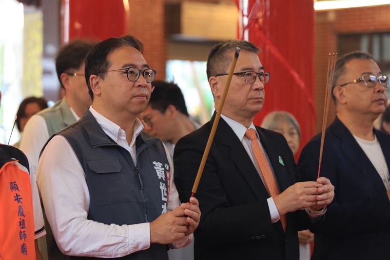 黃世杰三度走訪顯安巖　見證總統贈匾、承諾推動龜山發展