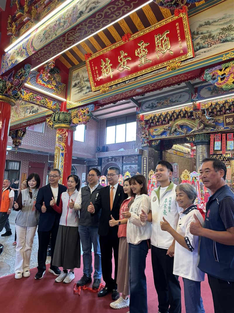 黃世杰三度走訪顯安巖　見證總統贈匾、承諾推動龜山發展