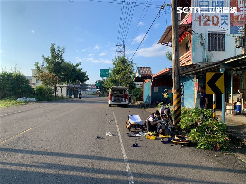上班途中遇死劫!22歲越籍移工自撞電桿,車殼碎滿地慘死。(圖/翻攝畫面)
