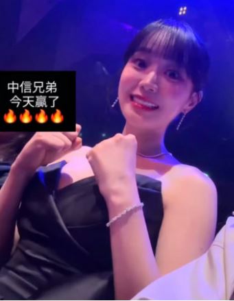 邊荷律趁著典禮空檔在社群平台分享影片,開心寫下「中信兄弟,今天贏了」。(圖/翻攝自IG)