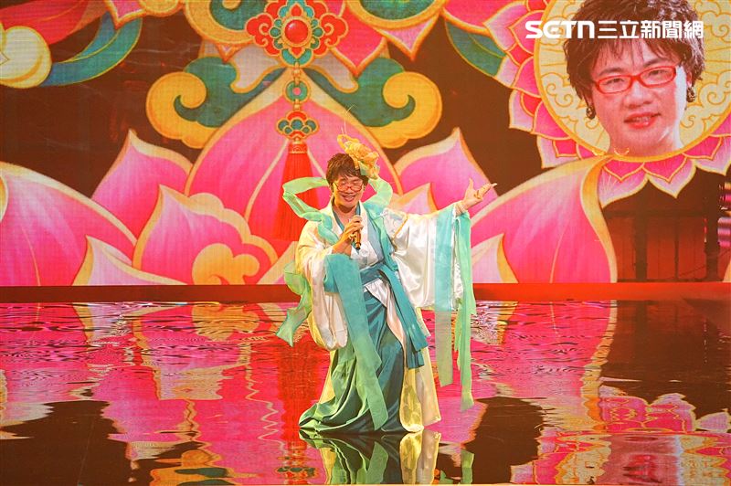 阿翰化身「九天玄女」下凡嗨唱〈非常女〉。（圖／記者鄭孟晃攝影）