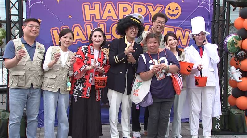沈伯洋、吳思瑤出席「天母搞什麼鬼」萬聖節活動,發糖與市民同樂(圖/翻攝畫面)
