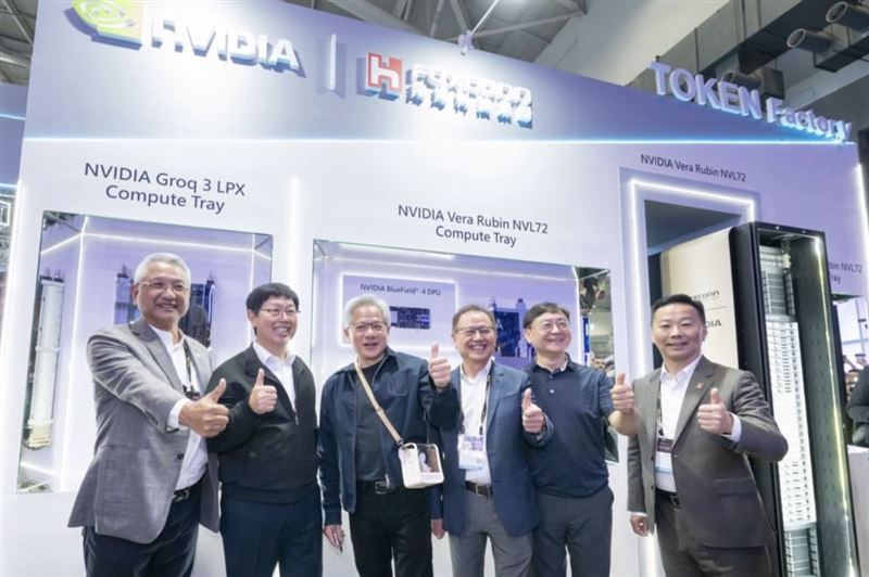 輝達與鴻海指出，合作採用DGX SuperPOD，提升鴻海集團AI訓練效能2.48倍，鴻海運用NVIDIA DGX GB200，加速FoxBrain模型訓練，12天可處理1兆個AI詞元（Tokens）。（圖／翻攝自IG @foxconn.tw）