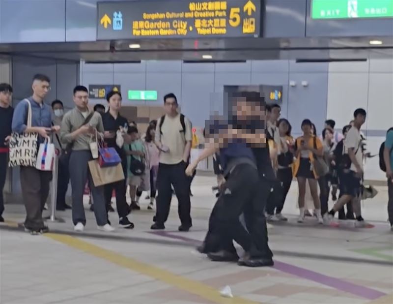國父紀念館站昨(25日)晚間傳出有一名男子持手機拍攝女子腿部,女子友人上前要求查看手機。(圖/翻攝自threads@ting921234)