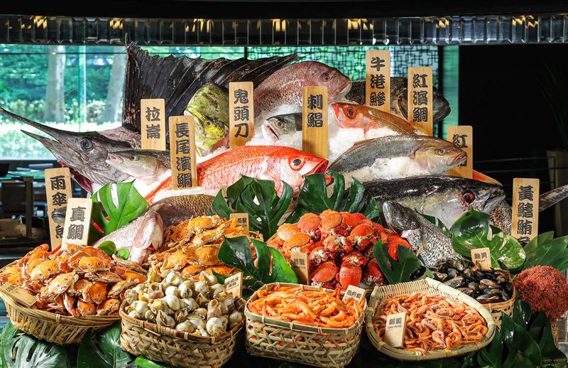 台北晶華酒店栢麗廳以漁港直送鮮魚與豐美海鮮展現餐檯特色，線上旅展平日午餐四人優惠券享約7折優惠。（圖／飯店旅宿業者提供）