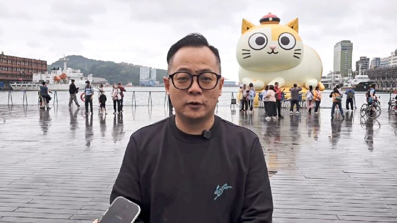 民進黨基隆市長參選人童子瑋（前）26日在海洋廣場受訪表示，颱風薔琵離開後，大型水上氣球「黃阿瑪」重新與民眾見面，晚間將迎接民進黨台北市長參選人沈伯洋開講，希望大家前來為他們加油